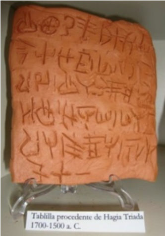 Está escrita de izquierda a derecha y formada por unos 100 signos ideográficos y 70 silábicos, en gran parte sin descifrar.