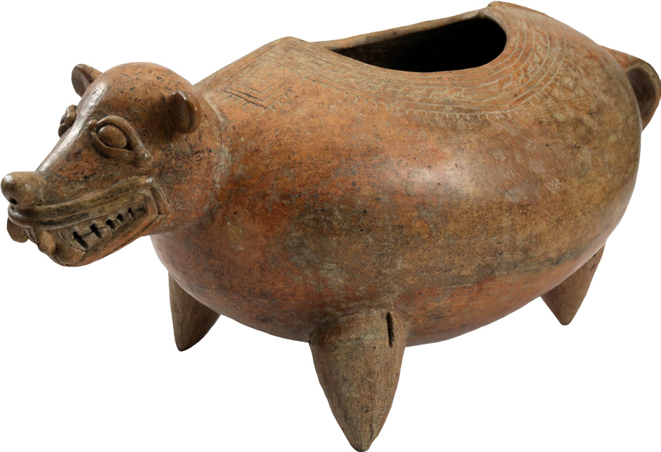 Vasija con forma de un animal mamífero, tiene tres soportes cónicos, huecos y sonajeros, además, como parte de su decoración, se ven