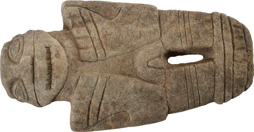 Figura humana en piedra, lleva los brazos cruzados sobre el pecho.