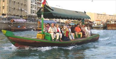 Después, tomaremos el Abras ( taxi de agua ), pequeñas barcas de madera y a motor que cruzan el canal de Dubai a modo de taxi-compartido.