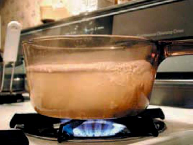 Casi todos los procesos de cocción son isobáricos, pues la presión del aire sobre una olla o sartén, o dentro de un horno de microondas, se mantiene prácticamente