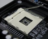 3. Instalación del procesador Este zócalo soporta el encapsulado de CPU Micro-FC-PGA2, que es el último desarrollado por Intel. No pueden insertarse otros formatos de encapsulados CPU.