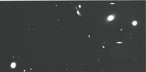 Abril1 29 Las podemos encontrar de diversos tipos; elípticas, espirales... Pero quizá la más hermosa de esta zona por distinta es la que figura en el catálogo Mesier como M104.