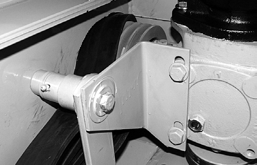5 K6060 K606 FIG. 54 FIG. 55: Mueva la correa una costilla a la vez sobre la polea de la caja de engranajes () hasta que las cuatro costillas estén instaladas en las ranuras apropiadas.