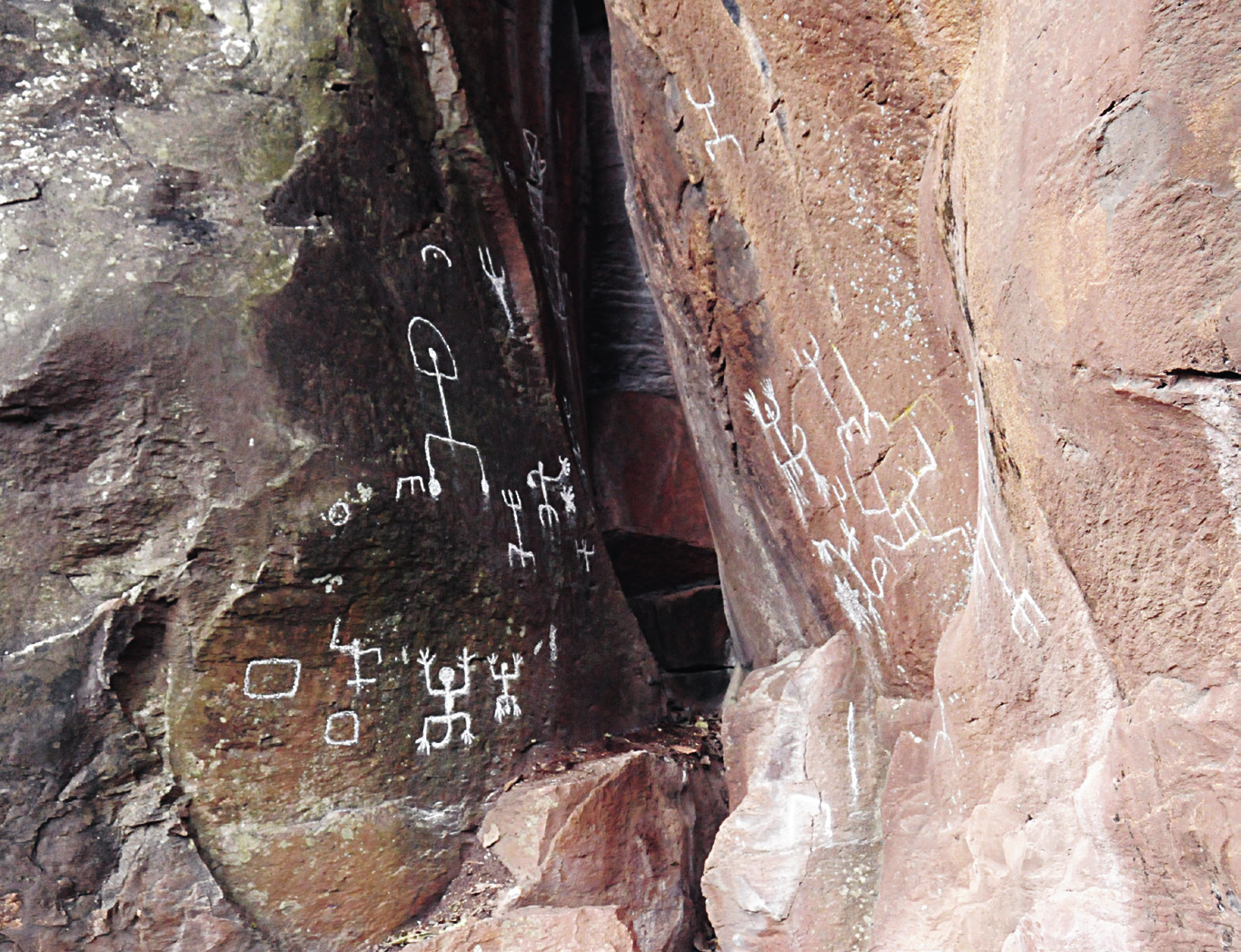 figura 17 adoratorio solar pie en la piedra más grande del lugar, indicando el lugar en donde un chamán llevaba a cabo sus ritos de súplicas al dios Sol para pedir el bien de la comunidad indígena