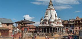 DIA 21: LUKLA - KATHMANDU A la hora prevista cogeremos el vuelo que nos llevará hacia Kathmandu, donde pasaremos las dos últimas jornadas de nuestro viaje. Alojamiento en nuestro hotel en régimen AD.
