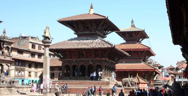En primer lugar nos dirigiremos a Patan, la antigua Lalitpur, que significa "la ciudad de las artes", situada a tan sólo 5 km. de Kathmandu.
