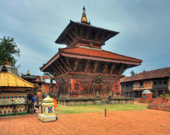 DIA 24: KATHMANDU Después del desayuno podemos realizar las visitas siguientes. Bhaktapur, a 12 km. de Kathmandu y conocida como Bhadgaon "la ciudad de los devotos".