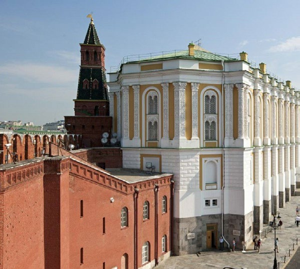 Sábado 29 de abril MOSCÚ Visita al Kremlin, su territorio, 1 catedral y el museo de la