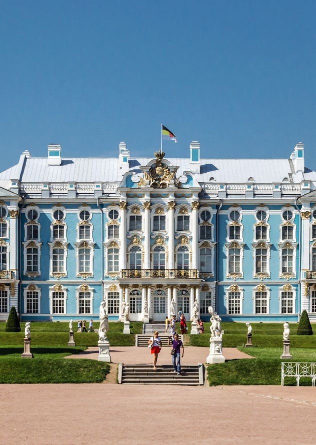 Miércoles 26 de abril SAN PETERSBUGO Visita en la ciudad de Pushkin al palacio de Catalina la Grande, salón de ámbar y el parque en estilo francés. Almuerzo tipo business lunch.