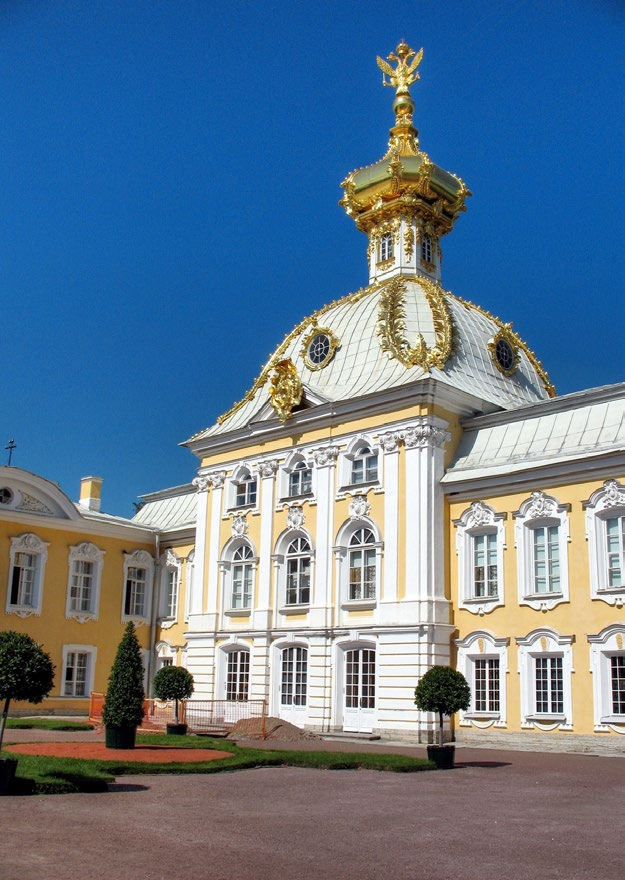 Se incluyen las entradas al museo del Hermitage (el complejo principal del museo - no incluye la obra de los impresionistas franceses), las entradas al Palacio de Catalina en Pushkin con el salón de