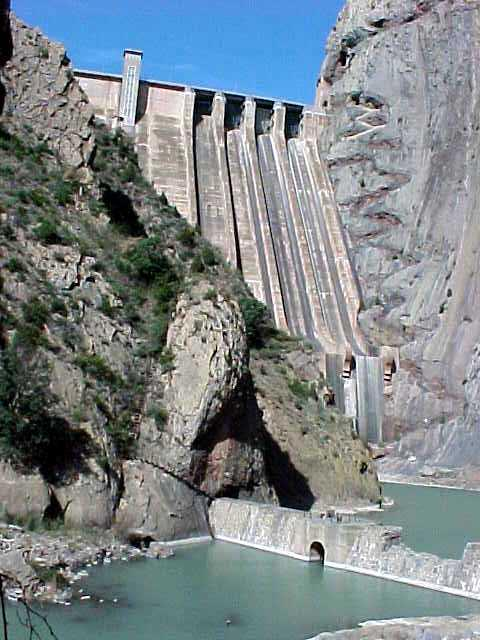 Figura 50-11. Embalse de Escales (Fotografía de la Confederación Hidrográfica del Ebro). La llanura de se compone de un cauce amplio de gravas.
