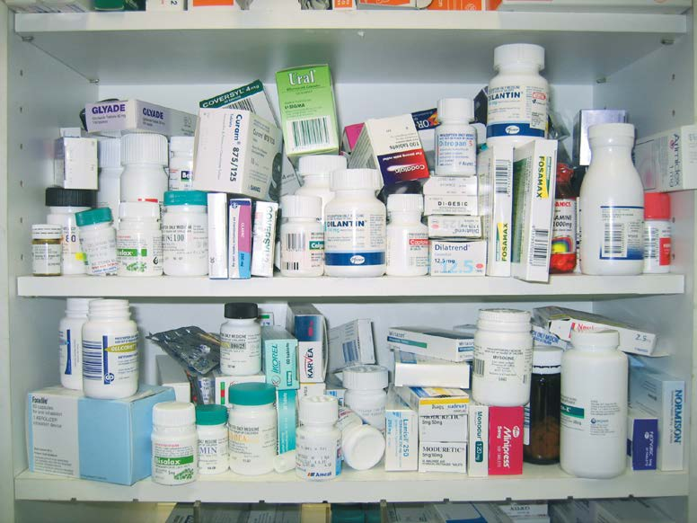 La localización de los medicamentos es más difícil porque no están ordenados con claridad. Salud y seguridad Se corre el riesgo de seleccionar el medicamento equivocado.