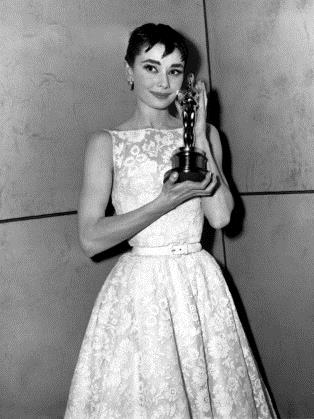 Premios y curiosidades Vacaciones en Roma ganó tres premios Oscar: mejor actriz principal (Audrey Hepburn), mejor narración para el cine, y mejor vestuario (Edith Head).