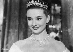 Estilismo de Audrey Hepburn: Maquillaje y accesorios El maquillaje y los accesorios no son iguales cuando Audrey encarna el papel de la princesa Ana y cuando encarna el papel de persona común y