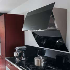 The new slanted hood has front panels in black glass, a very tough material also used for the worktops in this composition.