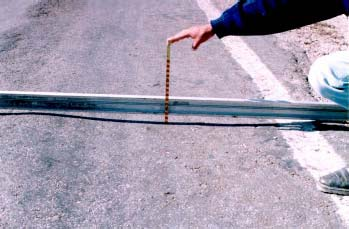 Fallas en pavimentos flexibles Falla Tipo 15: Ahuellamientos (a) Descripción: El ahuellamiento es una depresión en la superficie de las huellas de las ruedas.