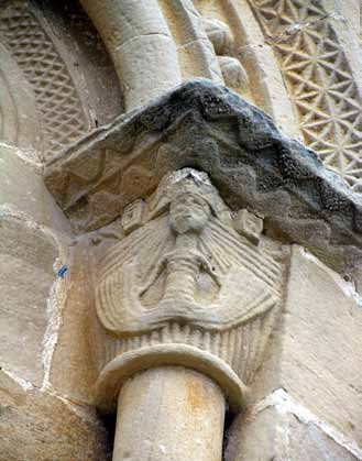 El arte románico en la comarca comprendida entre los montes Obarenes y el río Tirón (33) Sirena-pez de doble cola en Tirgo. Sirena-ave o arpía en La Concepción de Treviana.