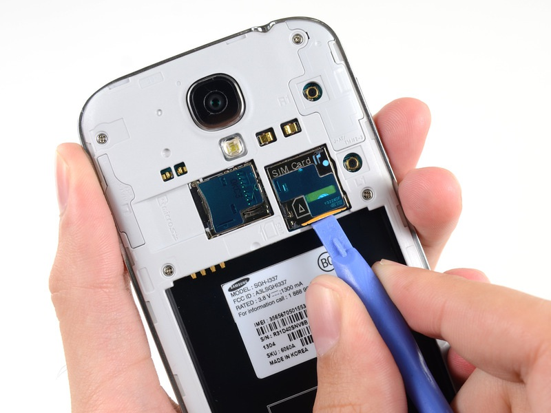 Paso 5 Tarjeta SIM Utilice una herramienta de abertura de plástico, o la uña, para presionar la tarjeta SIM poco más profundo