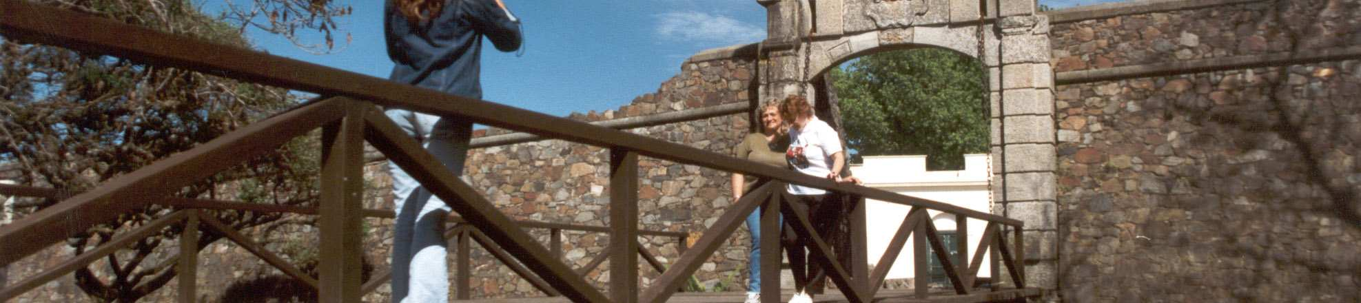 Recorreremos el núcleo histórico que aún conserva la pared de su muralla defensiva y la puerta de entrada.