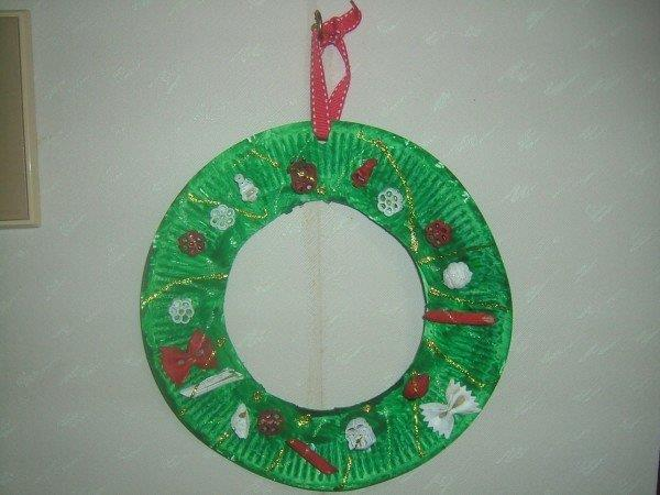 Corona de navidad Materiales: cartulina verde, pintura roja y