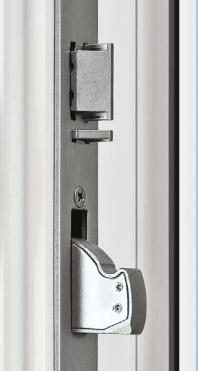 Al cerrar, los 3 ganchos de acero y los 2 pestillos adicionales se enclavan en las chapas de cierre de acero inoxidable y bloquean la puerta de forma automática.