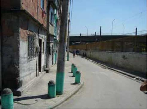 DESMARGINALIZACION: LO BUENO Mejora la integración con el resto de la ciudad La pavimentación de vías locales (Gonzalez-Navarro y Quintana-Domeque, 2010): Dobló el número
