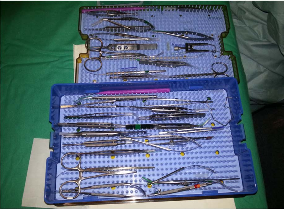 Preparación de la mesa quirúrgica en la que se aprecian los