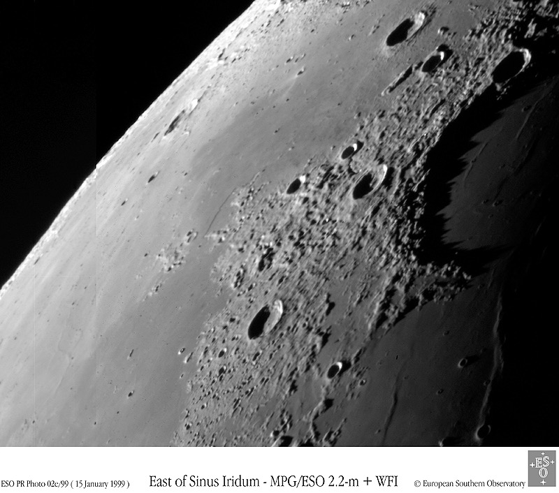 La masa de la Luna es tan pequeña que carece de atmósfera. Tampoco tiene un campo magnético como la Tierra.