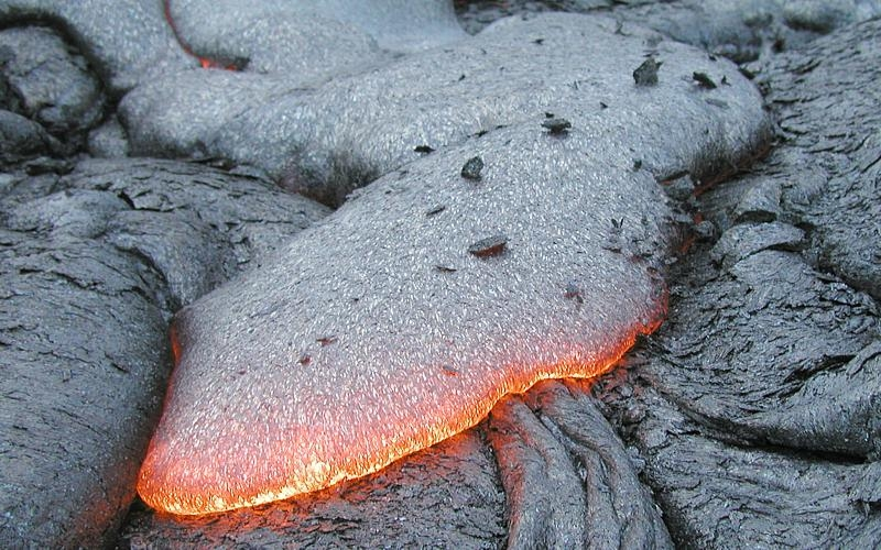 SiO2, viscosidad, erupciones de lava Basalto tiene una baja viscosidad y fácilmente puede fluir > 20 km.