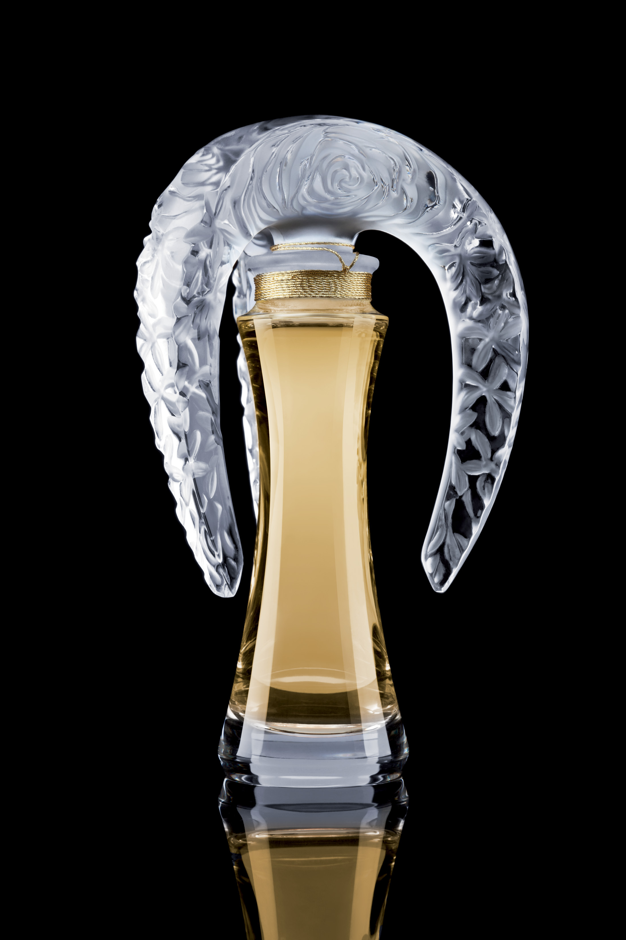 Veinte años ya desde que Lalique es sinónimo de perfume. Veinte años desde que Lalique de Lalique encarnó la absoluta feminidad con su fragancia a la vez opulenta y delicada.