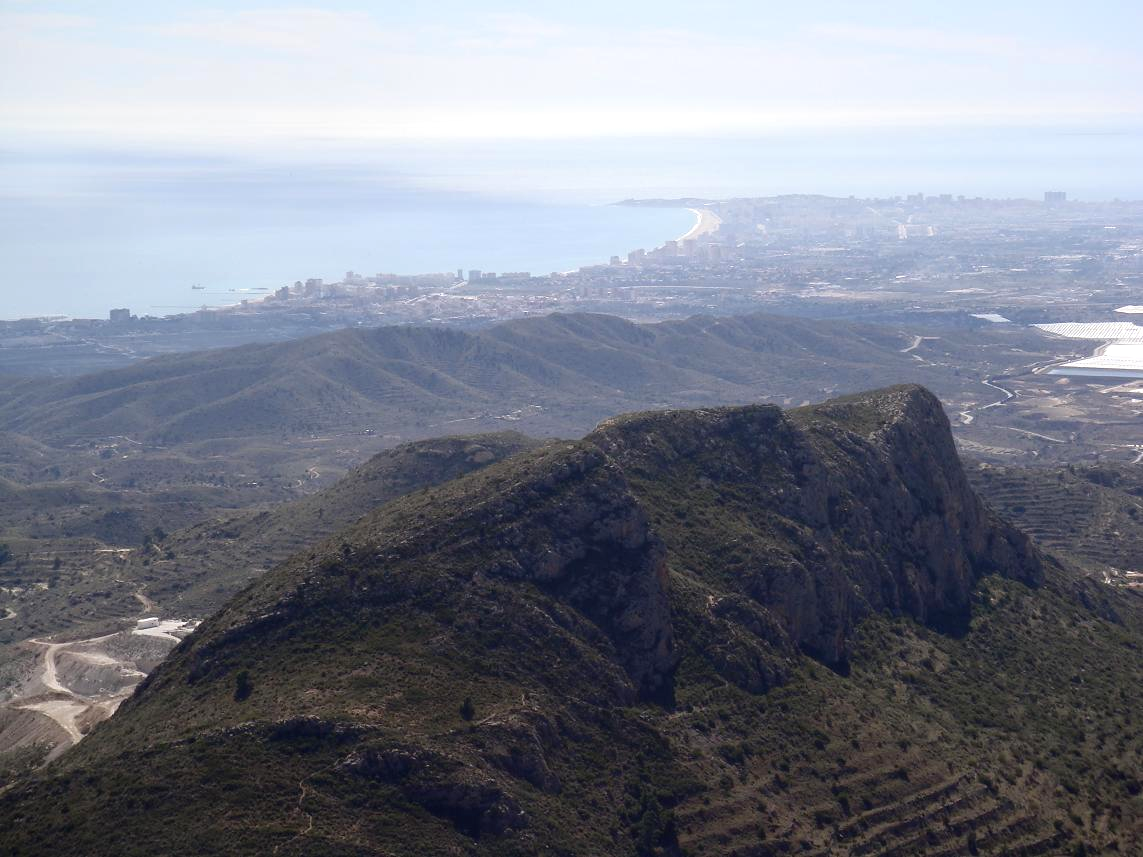 Su altitud (1207 m.) y la cercanía al mar, convierten a este macizo en una formidable atalaya de roca desde donde se divisa media provincia de Alicante.