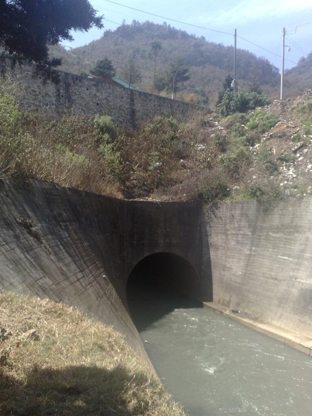 Situación actual del proyecto de inversión Históricamente, el agua pluvial salía de la cuenca a través de una serie de cavernas naturales localizadas en la base de las montañas meridionales.