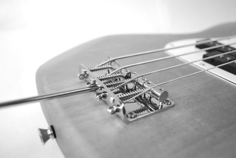 El tono superior obtenido (armónico en el duodécimo traste) debe tener el mismo tono que la cuerda tocada en el duodécimo traste.