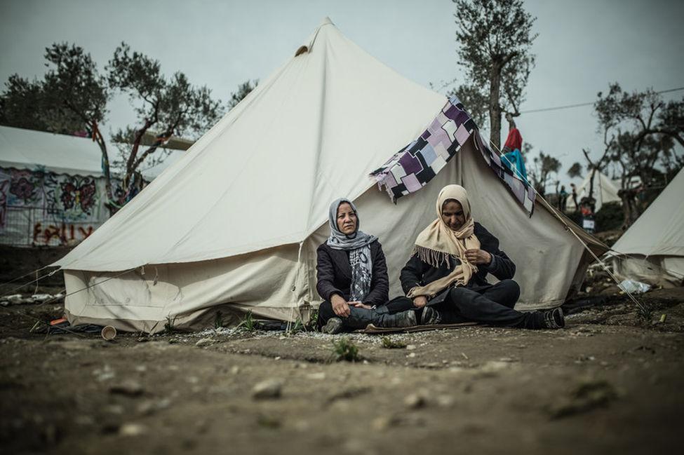 Unas mujeres esperan en el campo gestionado por voluntarios Better days for Moria, en Lesbos (Grecia).