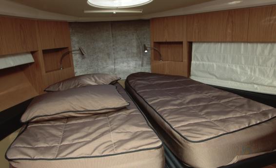 El astillero ofrece en opción las colchas con varios acabados tanto para las literas como para la cama de popa.