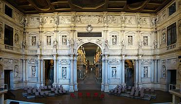 En la iglesia del Redentor, siguiendo a rajatabla las normas de la simetría y de la proporción que él mismo definió en su tratado de arquitectura, Palladio fue capaz de hacer convivir en perfecta
