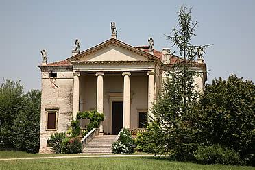 También en las cercanías de Vicenza, Palladio proyectó la VILLA CHIERICATI, encargada por un notable de nombre Giovanni a quien, al mismo tiempo, Andrea diseñó también los planos de un
