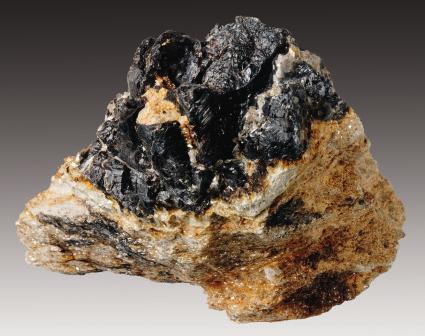 rocas sedimentarias y que no se utilizan para la obtención de metales.