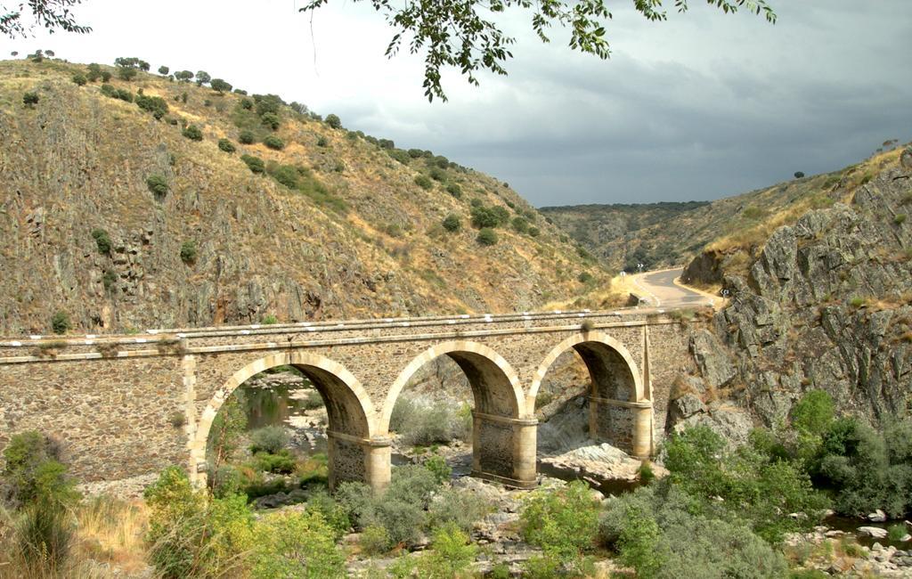 Puente Risco de Hergijuela de Ciudad Rodrigo entre pizarras y grauvacas del