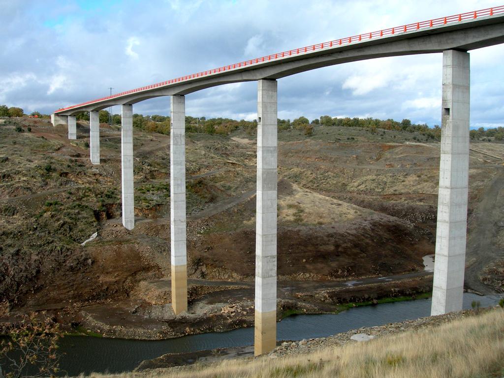 Puente nuevo sobre el Águeda en Robleda, al E de Hoja de