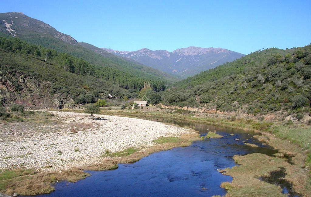 Meandro Río Alayón, entre laderas de materiales del Ordovícico Inf.