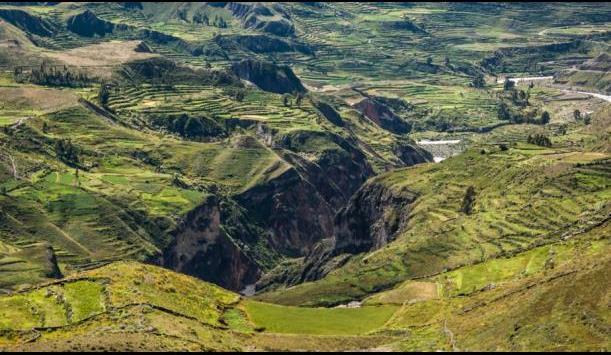 Noticia Anexo 1 El Cañón del Colca: Un lugar místico y de bellos paisajes El Cañón del Colca está ubicado en Arequipa.