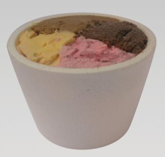 Una vez servido el helado, se coloca un nylon separador de la tapa térmica (si el cliente se lleva el producto a su domicilio), si el cliente lo consume en las instalaciones se les coloca la o las