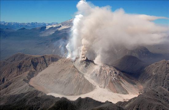 La historia eruptiva del volcán Chaitén, en lo que respecta a su fase de construcción previa al Holoceno, es aún muy