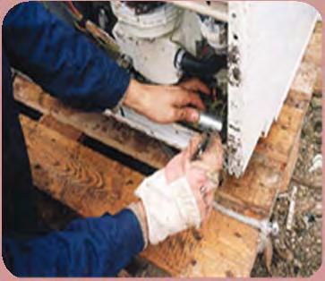 operador de RAEE Descontaminación operación de remover las partes que contienen o pueden contener sustancias peligrosas para su