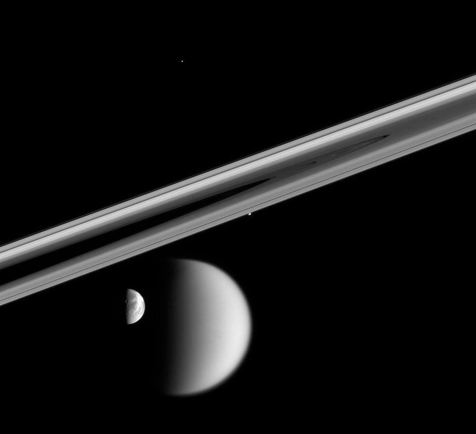 Saturno también es el Señor de las Lunas: tiene unos 50 satélites!