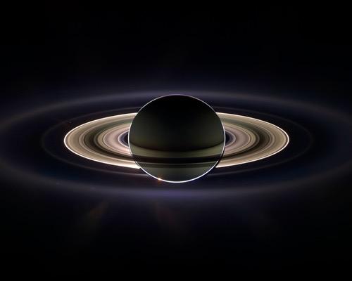 La Tierra y la Luna vistas a través de los anillos de Saturno Foto tomada por la nave Cassini en