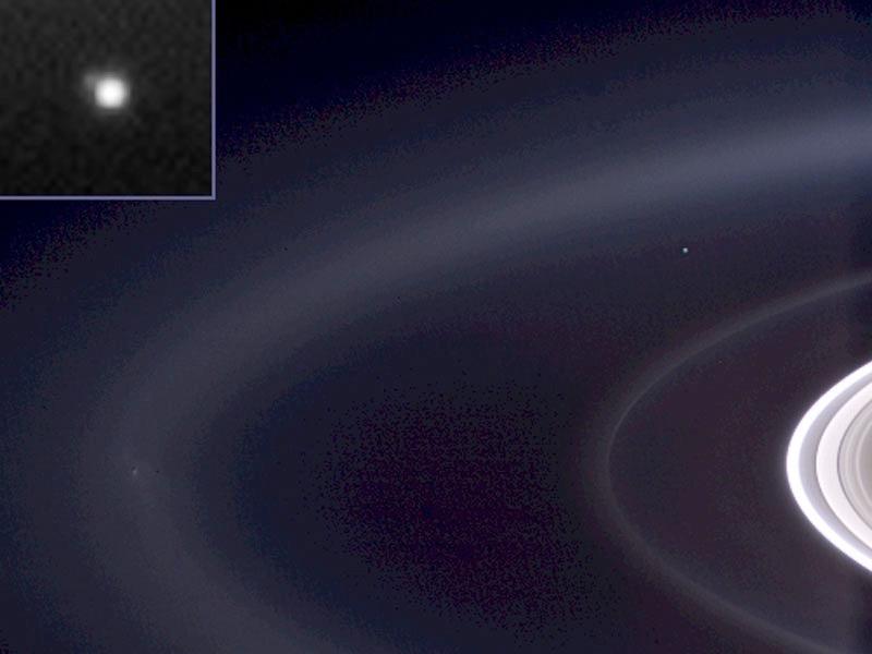 La Tierra y la Luna vistas a través de los anillos de Saturno Foto tomada por la nave Cassini en