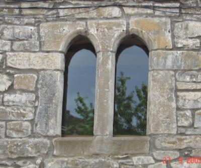 Es nota característica de muchas de las ventanas de la localidad la pervivencia e influencia, incluso muchos siglos después,